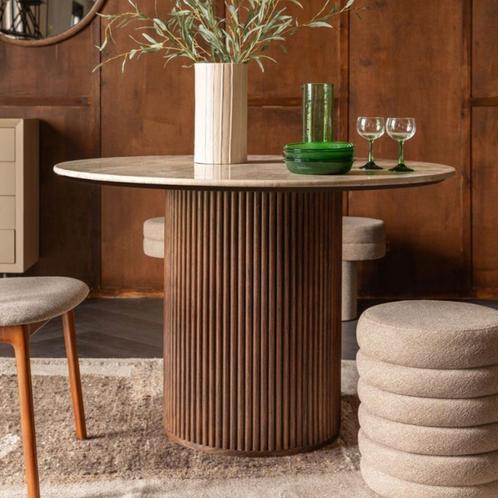 *WOONWINKEL* Dutchbone Arda Ronde Eettafel Travertin Walnoot, Huis en Inrichting, Tafels | Eettafels, Nieuw, Verzenden