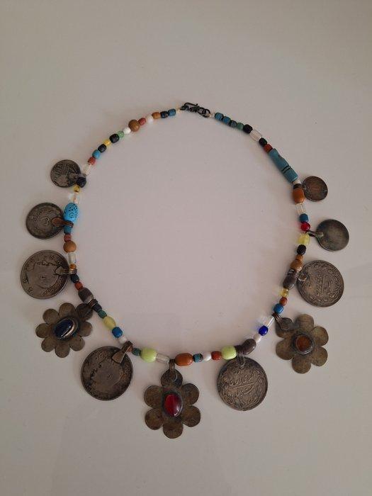 Zilver, glas, stenen - Halsketting - Kuchi con rials Pahlavi, Antiek en Kunst, Kunst | Niet-Westerse kunst