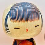 Twee vintage Kokeshi, gesigneerd door Kawase Yuji - Hout -, Antiek en Kunst