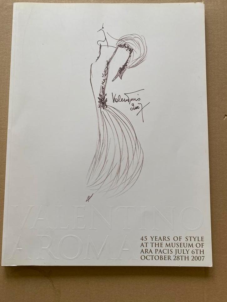 Mode - Modeontwerper Valentino - Ontwerpen in Rome, Boeken, Mode, Zo goed als nieuw, Couturiers, Ophalen of Verzenden