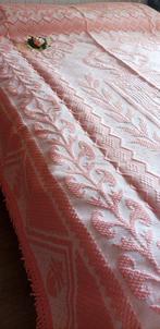 Prachtige grote sprei, geweven in reliëf en met borduurwerk,