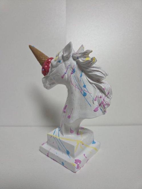 Beeldje - Eenhoorn beeldje met ijshoorn en kleurrijke, Antiek en Kunst, Curiosa en Brocante