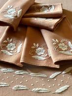 Linnen tafelkleed met zeven bijpassende servetten,