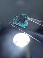 Natuurlijke, blauwe, fonkelende ruwe diamant. 3,65 karaat.