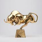 sculptuur, Bronze Sculpture of a Striking Bull - with base -