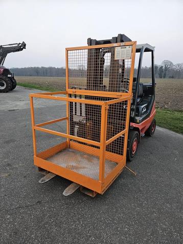Werkkooi veiligheidskooi manbak heftruck beschikbaar voor biedingen