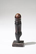 Een botbeeldhouwwerk - { - Togo (Zonder Minimumprijs)