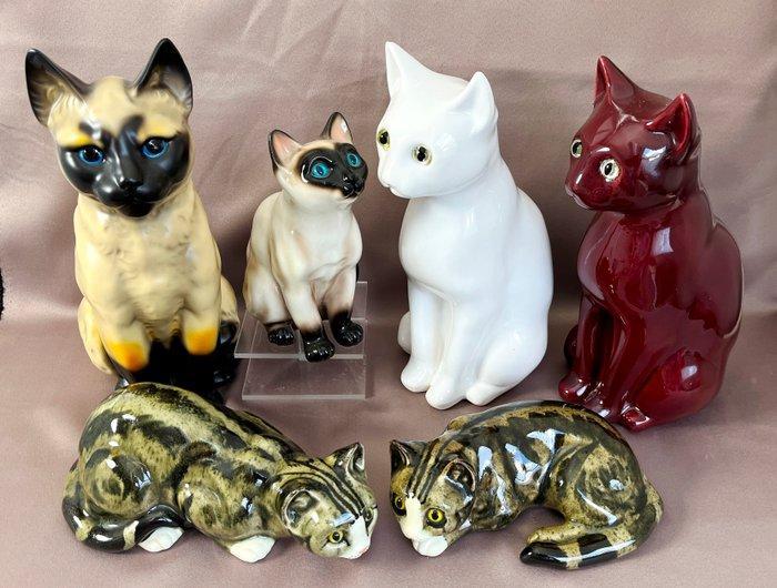 Collectie met dierenthema - Keramische kattenbeeldjes - V&A, Antiek en Kunst, Antiek | Speelgoed