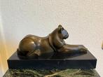 sculptuur, liggende kat van brons op een marmeren voet. -