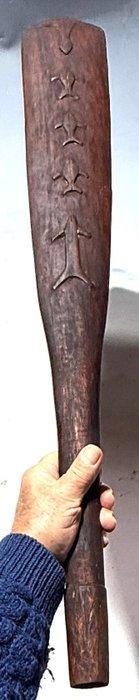 Een mooie houten knuppel die tijdens inwijdingsrituelen voor