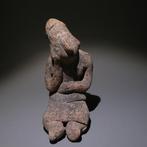 Colima, Westkust Mexico Terracotta Zittende figuur. 10 cm H.