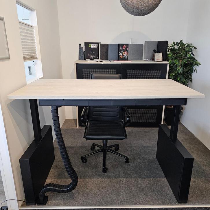 FlexFrame elektrisch zit/sta bureau, met zijwangen, 160x80cm, Zakelijke goederen, Kantoor en Winkelinrichting | Kantoormeubilair en Inrichting