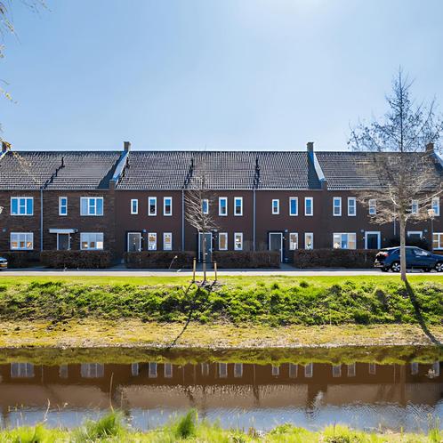 Eengezinswoning met tuin, inloopregendouche en parkeerplaats, Huizen en Kamers, Garages en Parkeerplaatsen