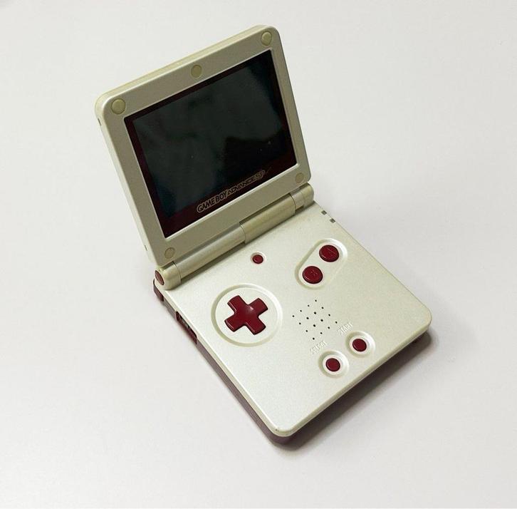 Gameboy Advance SP Famicom edition, Spelcomputers en Games, Spelcomputers | Nintendo Game Boy, Verzenden