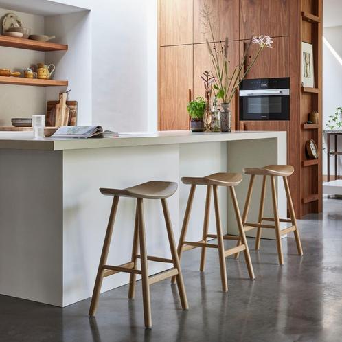 Scandinavische houten barkruk Silja - Bar of kookeiland kruk, Huis en Inrichting, Barkrukken, Nieuw, Met voetsteun, Hout, 60 tot 90 cm