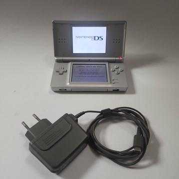 Zilveren DS Lite + oplader beschikbaar voor biedingen