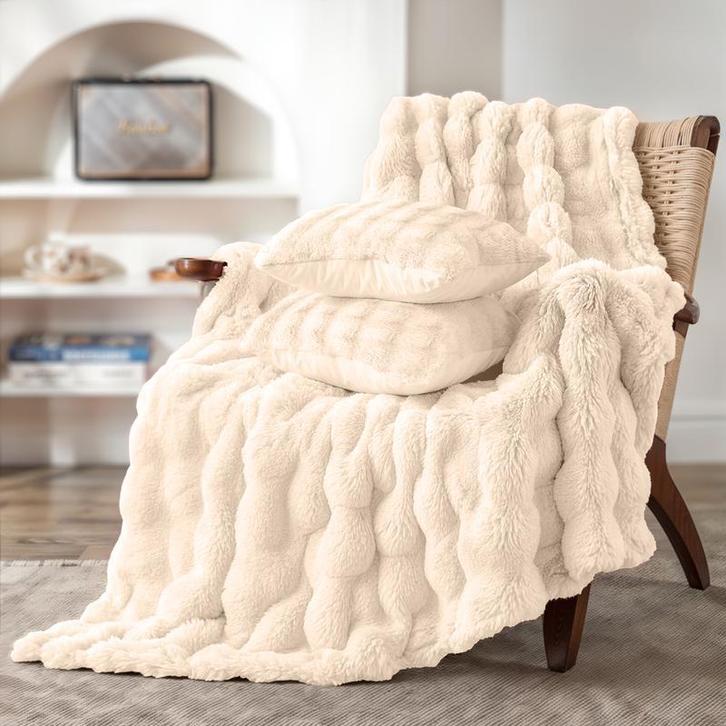 Pom Pom Fur plaid met kussens - crème-wit - 3-delig | 150 x, Huis en Inrichting, Slaapkamer | Beddengoed, Nieuw, Verzenden