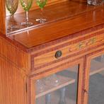 Beschilderd satijnhouten drankenkastje met verstelbare plank, Antiek en Kunst, Ophalen of Verzenden