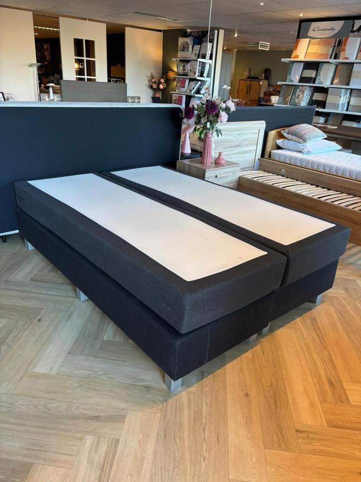 Boxspring 140X200 - Zo goed als nieuw! - Direct op te halen!, Huis en Inrichting, Slaapkamer | Boxsprings, 140 cm, 200 cm, Grijs