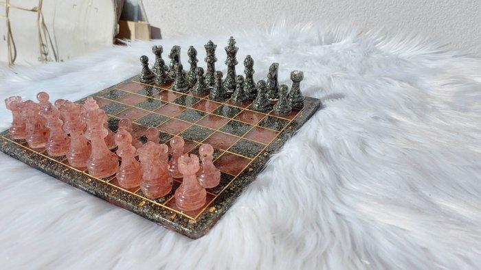 Schaakspel - Pyriet (Peru), Aardbei-kwarts (Brazilië), Hars, Antiek en Kunst, Antiek | Overige Antiek