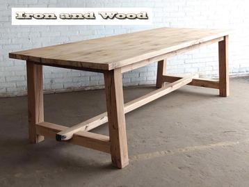 Robuuste tafels op maat van oud eiken wagonplanken beschikbaar voor biedingen