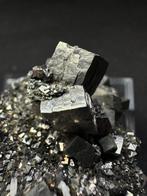 Kristalstructuur van pyriet en arsenopiris Kristallen op