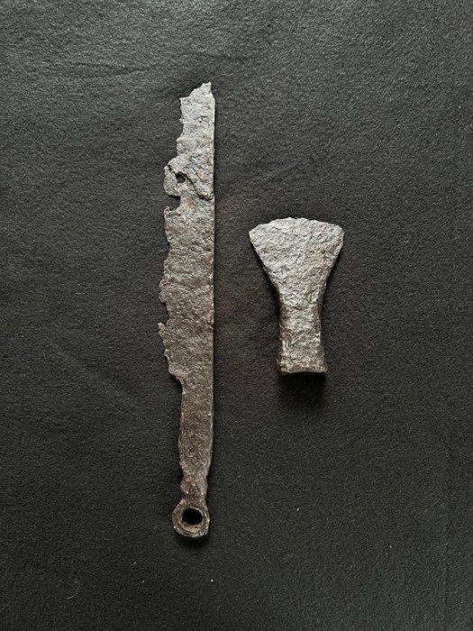 Viking periode IJzer Krijger bewapening, zwaard en bijl, Antiek en Kunst, Antiek | Overige Antiek