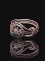 Middeleeuws Bronze Stunning Twisted Garnet Ring (Zonder, Antiek en Kunst