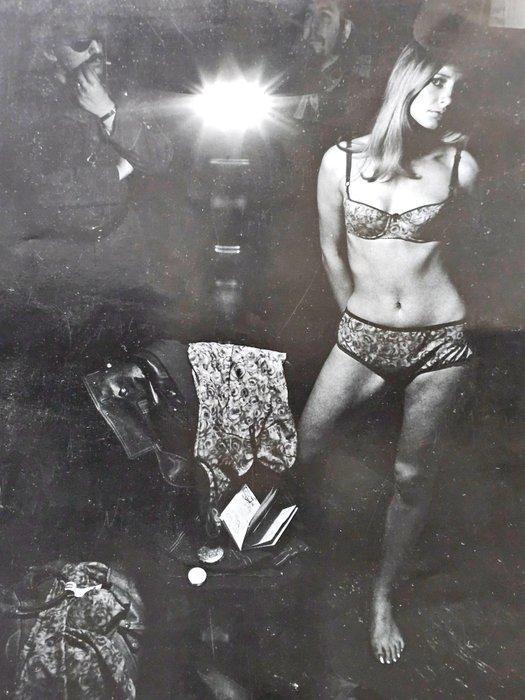 Michael Joseph (1941-) - Undies to be arrested in - pretty, Antiek en Kunst, Kunst | Designobjecten