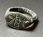 Viking periode Brons Onverstoorde ring met geometrische, Antiek en Kunst