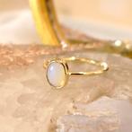 Gouden ring met edelopaal (witte opaal, witte edelopaal), Goud, Met edelsteen, Gebruikt, 17 tot 18