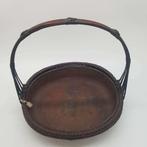 Traditionele Japanse handgeweven bamboe mand met ijzeren