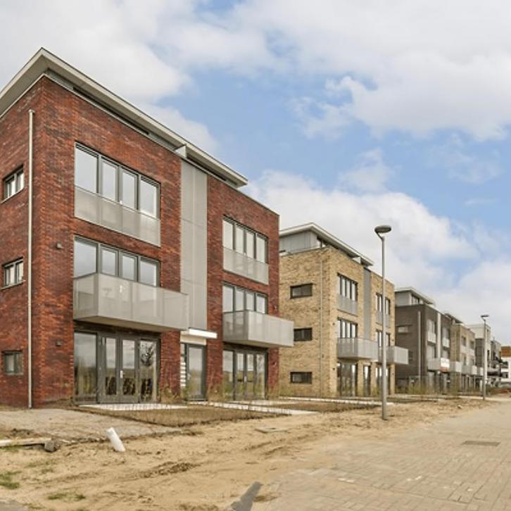 Appartement met tuin, balkon, parkeerplaats en mooi uitzicht, Huizen en Kamers, Huizen te huur, Direct bij eigenaar, Almere, Appartement