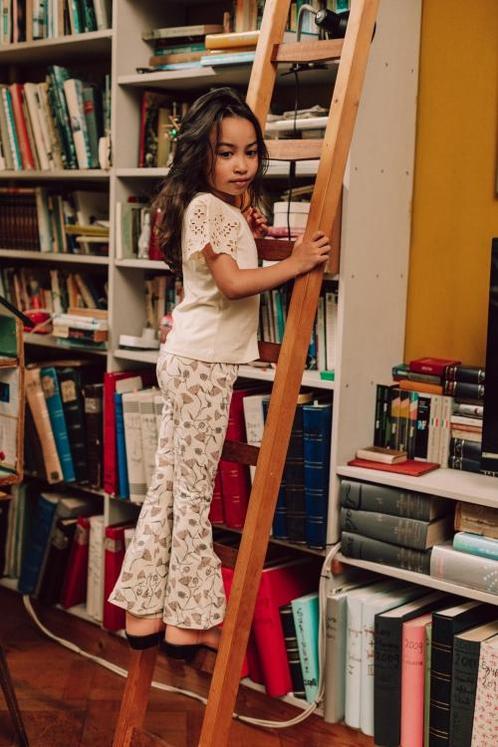 Luzia, flare legging creme oat  Baje studio Maat 122, Kinderen en Baby's, Kinderkleding | Maat 122, Nieuw, Broek, Ophalen of Verzenden