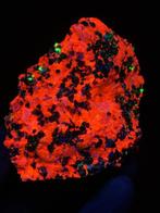 Super heldere calciet met willemitvlekken. Fluorescerende -
