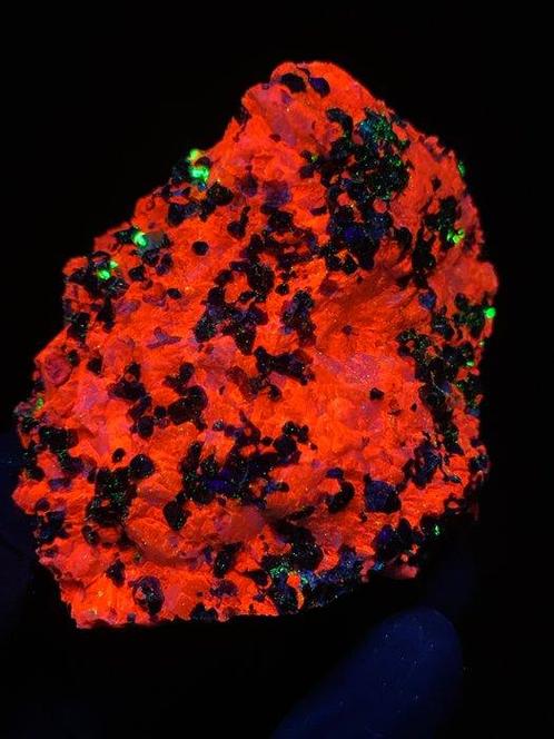 Super heldere calciet met willemitvlekken. Fluorescerende -, Verzamelen, Mineralen en Fossielen