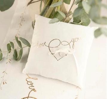 Just Married ringkussen Love You wit met goud beschikbaar voor biedingen