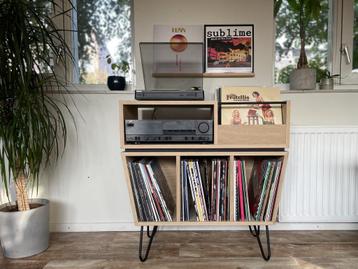 Groot LP meubel, voor platenspeler, versterker en veel vinyl beschikbaar voor biedingen