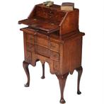 Kleine Secretaire of scriban in wortelnoten op cabriolet pot, Ophalen of Verzenden