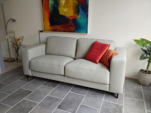 Leren 2-zits bank met houten poten - crème kleur leer - Echt, Huis en Inrichting, Banken | Bankstellen, 150 tot 200 cm, 75 tot 100 cm