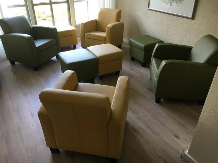 Set van 4 leren fauteuils met houten poten - met hocker -, Huis en Inrichting, Fauteuils, Nieuw, Leer, Ophalen of Verzenden