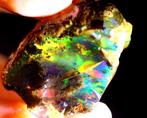 MUSEUMKWALITEIT - Ruw kristal Welo Opal Colour in Darkness, Verzamelen, Mineralen en Fossielen
