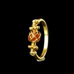 Oud-Romeins Ring met met draad omwikkelde Romeinse glaskraal