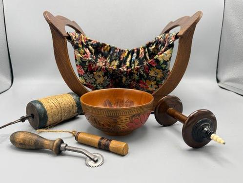 authentieke naai gereedschap en wolmandje - Werkgereedschap, Antiek en Kunst, Curiosa en Brocante