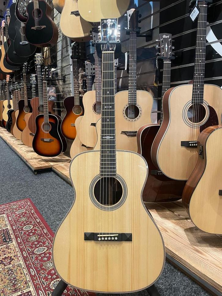 Hozen OM Golden Era Adirondack inclusief koffer, Muziek en Instrumenten, Snaarinstrumenten | Gitaren | Akoestisch, Western- of Steelstringgitaar