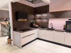 Nolte Showroom Keuken – Lux Sahara/Notenboom Cuba - Compleet, Hoekkeuken, Nieuw, Hoogglans of Gelakt, Kunststof