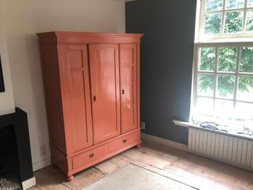 Veel brocante kledingkasten, oude kast, vintage kast, Buffet beschikbaar voor biedingen