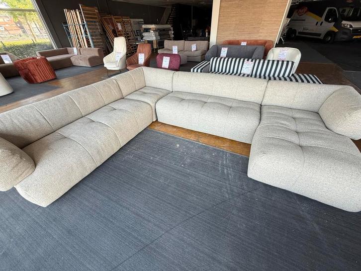 Hoekbank Bardolini luxe stof taupe nieuw model mega sofa, Huis en Inrichting, Banken | Complete zithoeken, Nieuw, Stof, Ophalen