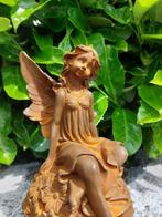 Beeld, statue angel on sphere with finish in flower motif -, Antiek en Kunst