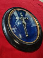 Crucifix in een ovale lijst met gebogen glas - 42 cm. -, Antiek en Kunst, Antiek | Boeken en Bijbels